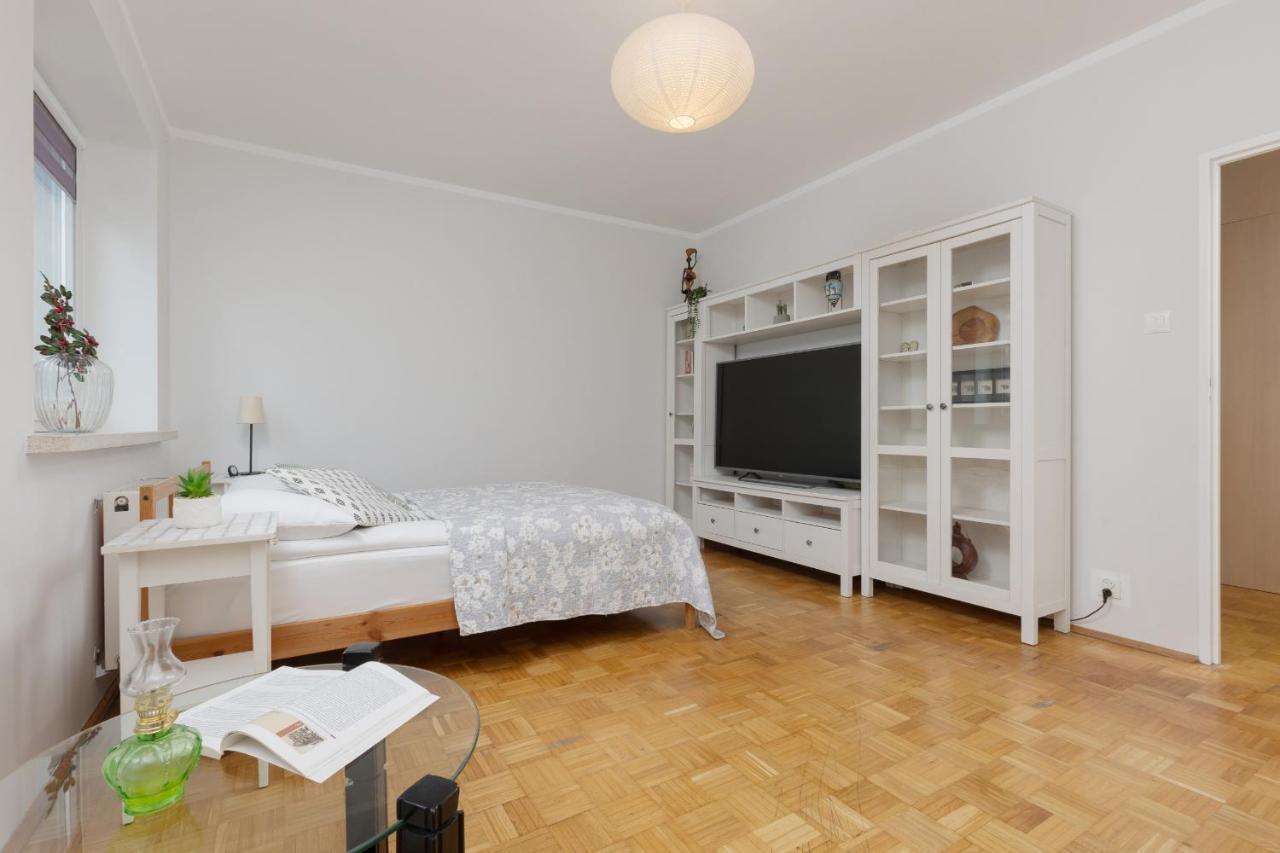Studio Bielany With Home Office Near Metro Station By Noclegi Renters Varšava Exteriér fotografie